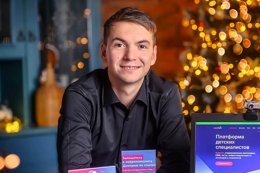 Дмитрий Денисенко рядом с открытой платформой LogoSky